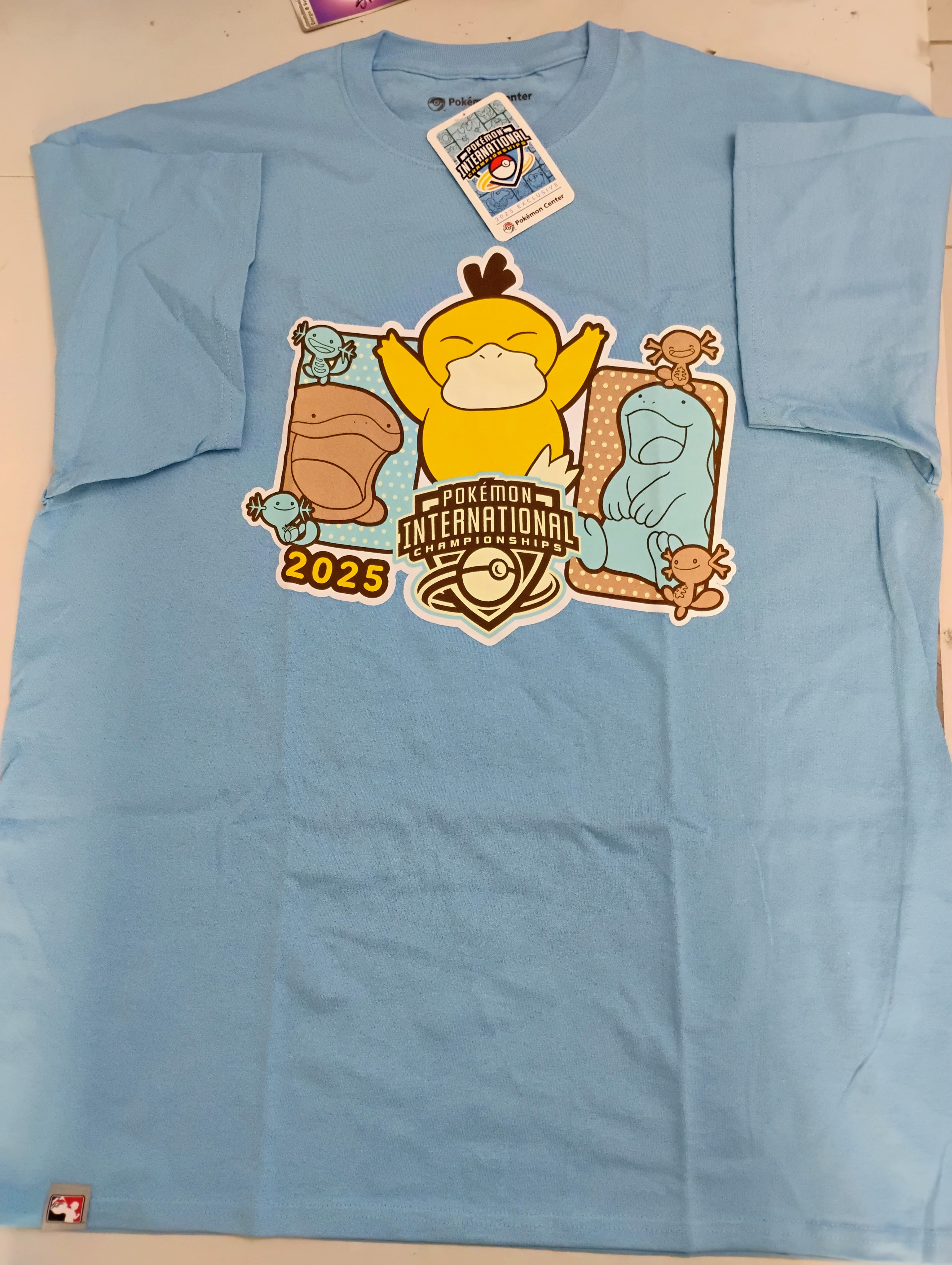 Pokémon Championships - International 2025 Psyduck Shirt Talla: XL